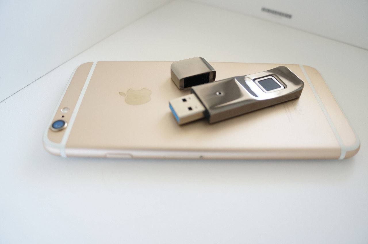 Флешка со сканером отпечатка пальца