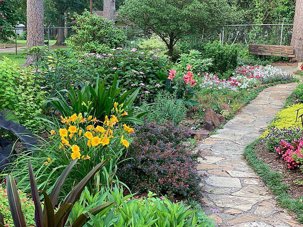 Какие материалы подойдут для искусственного водоема